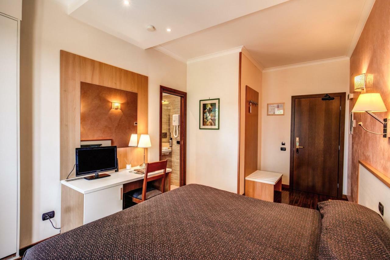 Hotel Roma Tiburtina Metro Екстер'єр фото